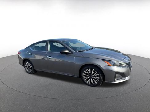 Used 2025 Nissan Altima 2.5 SV image 2
