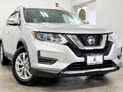 Used 2018 Nissan Rogue SV image 3