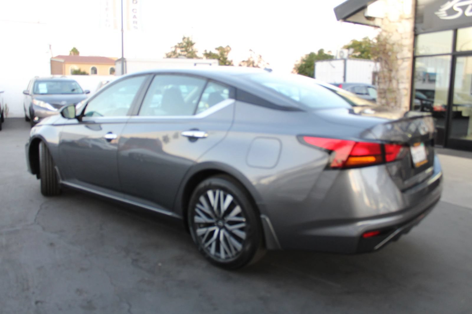 Used 2024 Nissan Altima 2.5 SV FWD image 3