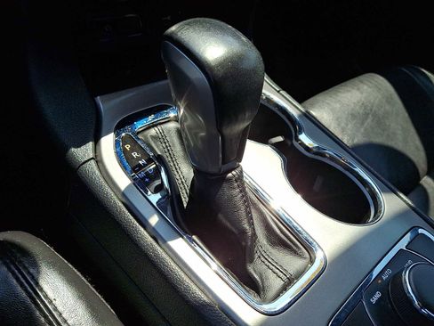 Used 2020 Jeep Grand Cherokee Limited AWD/4WD image 16