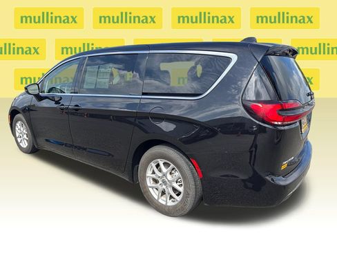 Used 2024 Chrysler Pacifica Touring-L FWD image 11