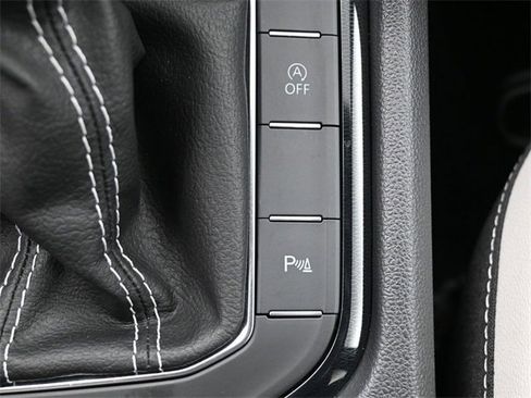 Certified 2025 Volkswagen Taos SE image 23