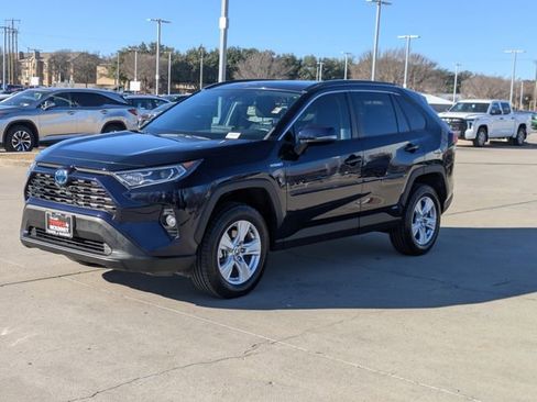 Used 2021 Toyota RAV4 XLE image 10