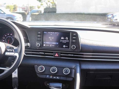 Used 2021 Hyundai Elantra SE image 17