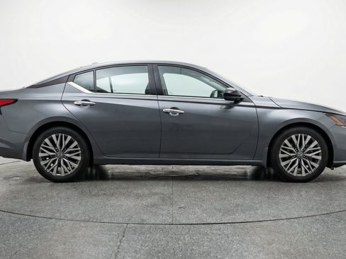 Used 2025 Nissan Altima 2.5 SV FWD image 11