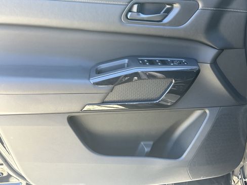 Used 2025 Nissan Pathfinder SV FWD image 10