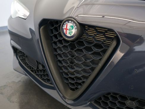 Used 2019 Alfa Romeo Giulia Ti AWD/4WD image 41