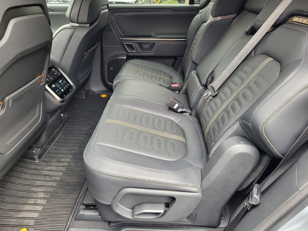 Used 2023 Rivian R1S Adventure Dual AWD/4WD image 6