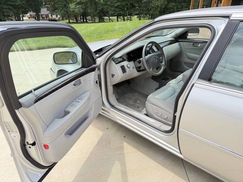 Used 2009 Cadillac DTS w/ Trunk Convenience Package FWD image 8