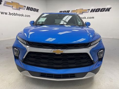 Used 2025 Chevrolet Blazer LT image 2