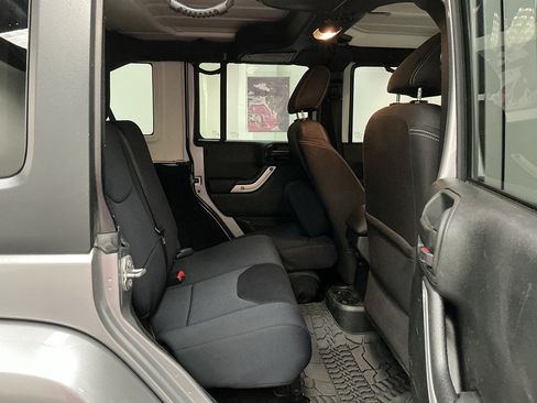 Used 2017 Jeep Wrangler Unlimited Sahara w/ Connectivity Group AWD/4WD image 23