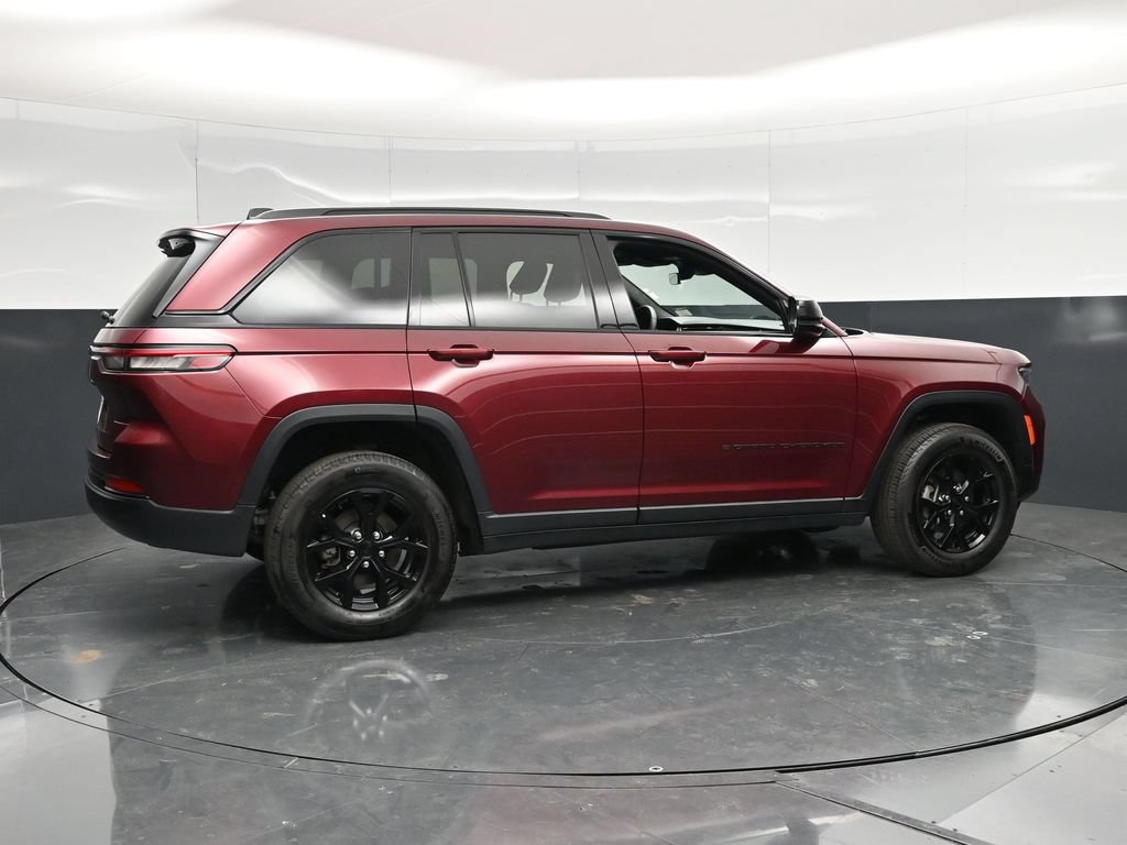 Used 2025 Jeep Grand Cherokee Altitude AWD/4WD image 4