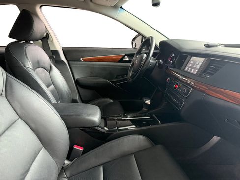 Used 2019 Kia Cadenza Premium image 12