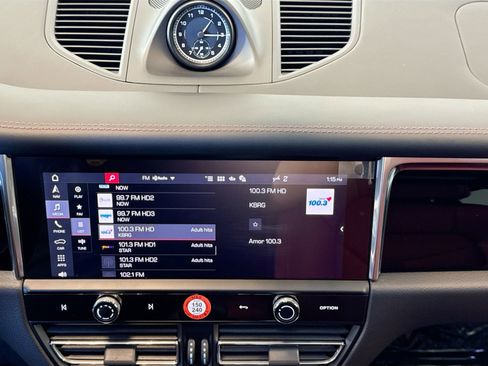 Certified 2025 Porsche Macan image 15