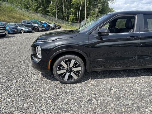 New 2025 Mitsubishi Outlander SE image 9