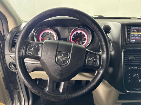 Used 2020 Dodge Grand Caravan SE w/ UConnect Hands-Free Group image 15