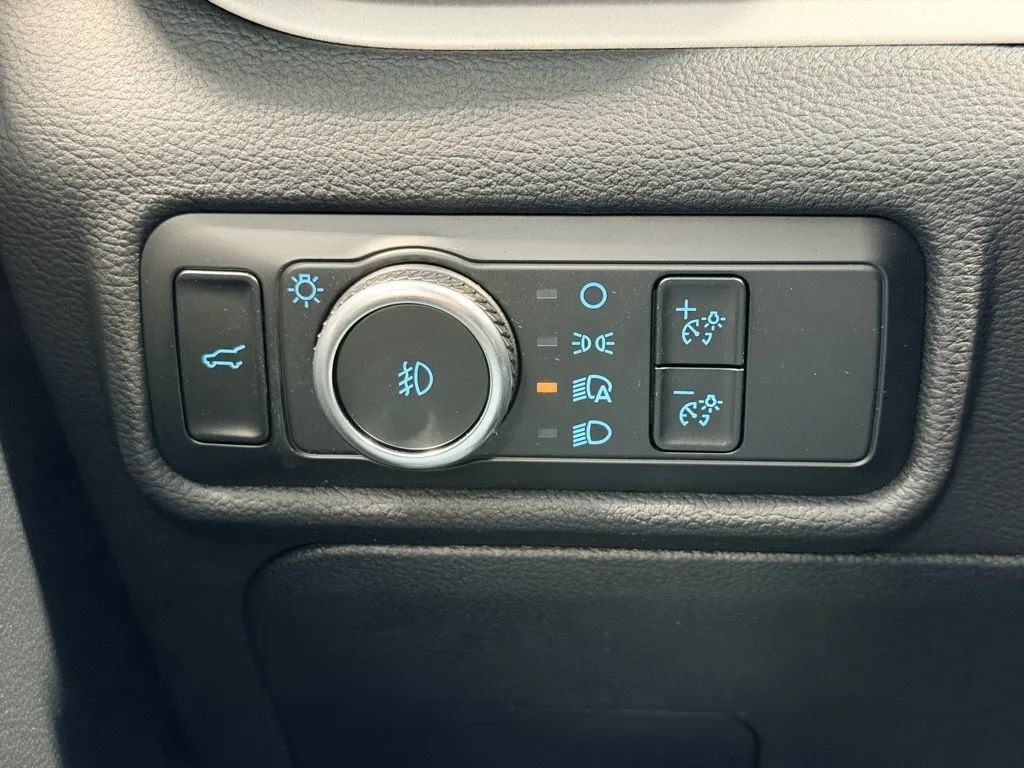 Used 2024 Ford Explorer XLT w/ Equipment Group 202A AWD/4WD image 14