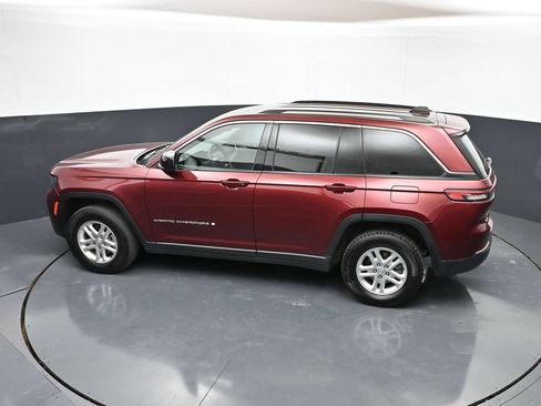 Used 2024 Jeep Grand Cherokee Laredo AWD/4WD image 35