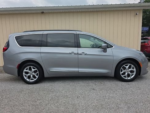 Used 2017 Chrysler Pacifica Touring-L w/ Tire & Wheel Group FWD image 5
