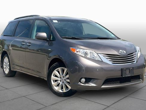 Used 2017 Toyota Sienna XLE AWD/4WD image 2