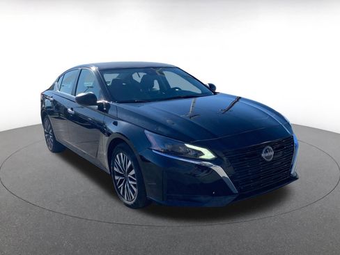 Used 2025 Nissan Altima 2.5 SV image 1