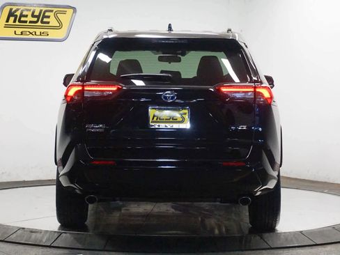 Used 2024 Toyota RAV4 SE image 3