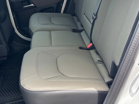 Used 2025 Land Rover Defender 110 X-Dynamic SE image 13