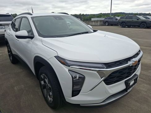 Used 2026 Chevrolet Trax LT FWD image 2