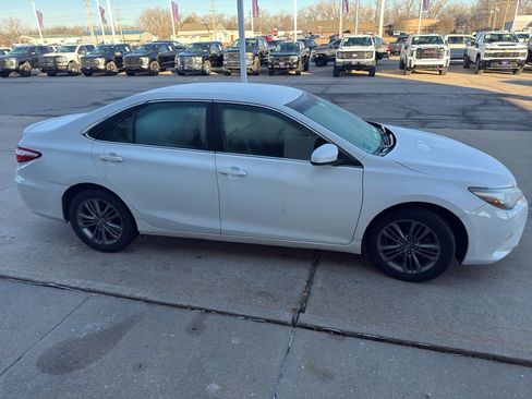 Used 2017 Toyota Camry SE image 4