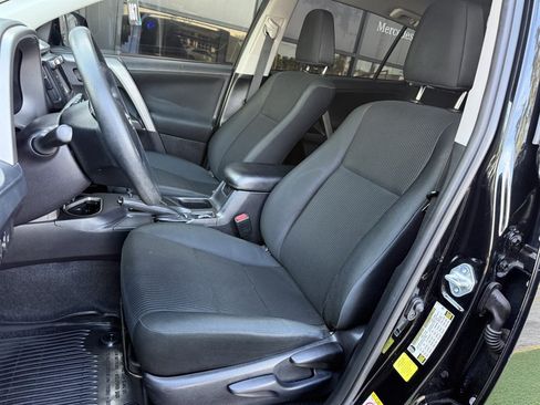 Used 2017 Toyota RAV4 LE FWD image 10