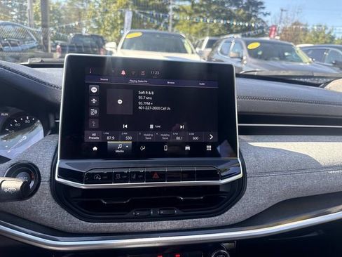 Used 2024 Jeep Compass Latitude image 23