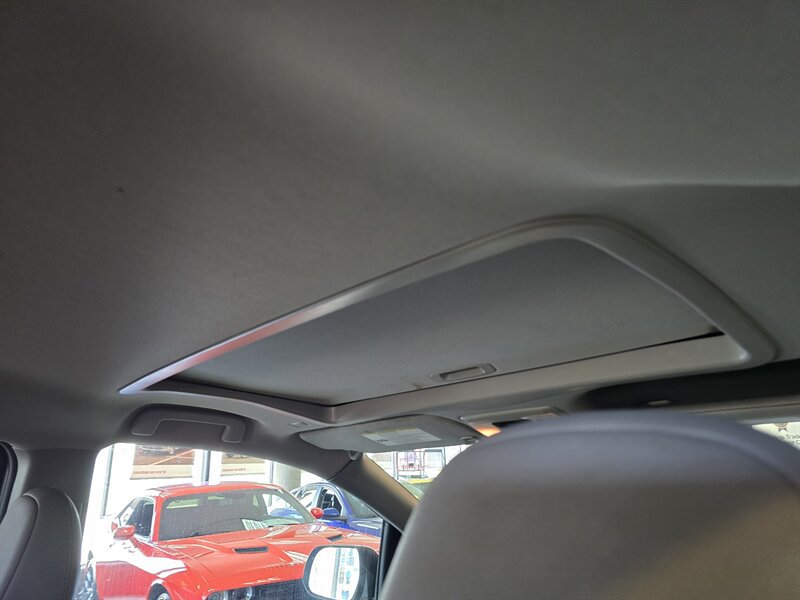 Used 2019 Toyota Sienna XLE w/ XLE Navigation Package FWD image 17