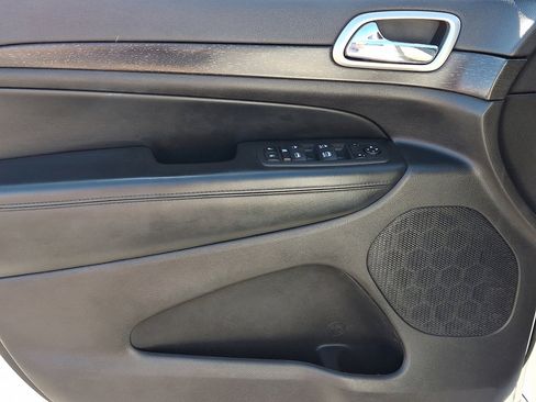 Used 2018 Jeep Grand Cherokee Laredo image 23