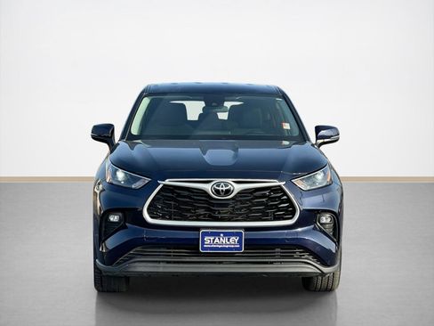 Used 2023 Toyota Highlander LE image 2