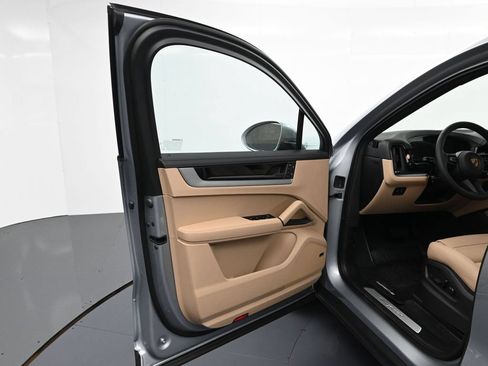 Used 2026 Porsche Cayenne Coupe AWD/4WD image 16