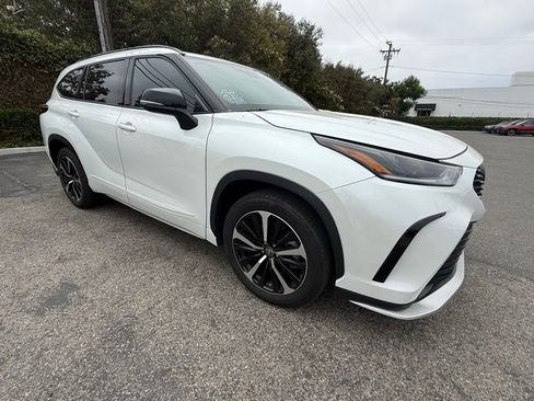 Used 2022 Toyota Highlander XSE FWD image 2