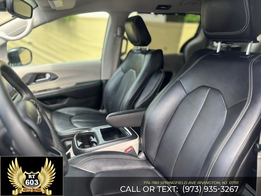 Used 2024 Chrysler Pacifica Touring-L FWD image 15