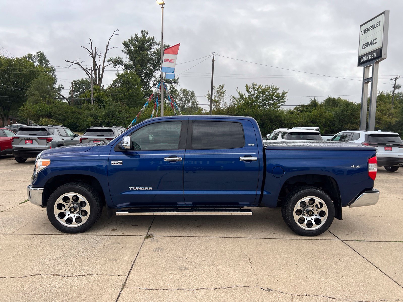Used 2015 Toyota Tundra SR5 w/ SR5 Upgrade Package AWD/4WD image 6