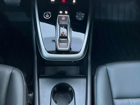 Used 2024 Audi Q4 e-tron Prestige image 27