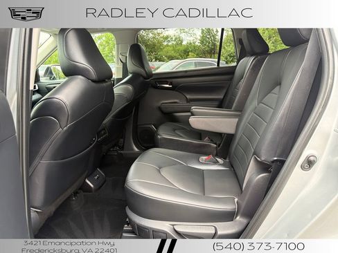 Used 2020 Toyota Highlander XLE AWD/4WD image 11