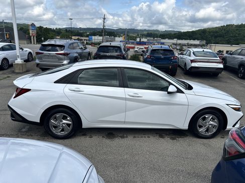 Used 2025 Hyundai Elantra SE FWD image 2