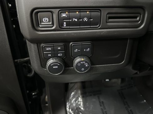 Used 2024 Chevrolet Suburban LT image 30