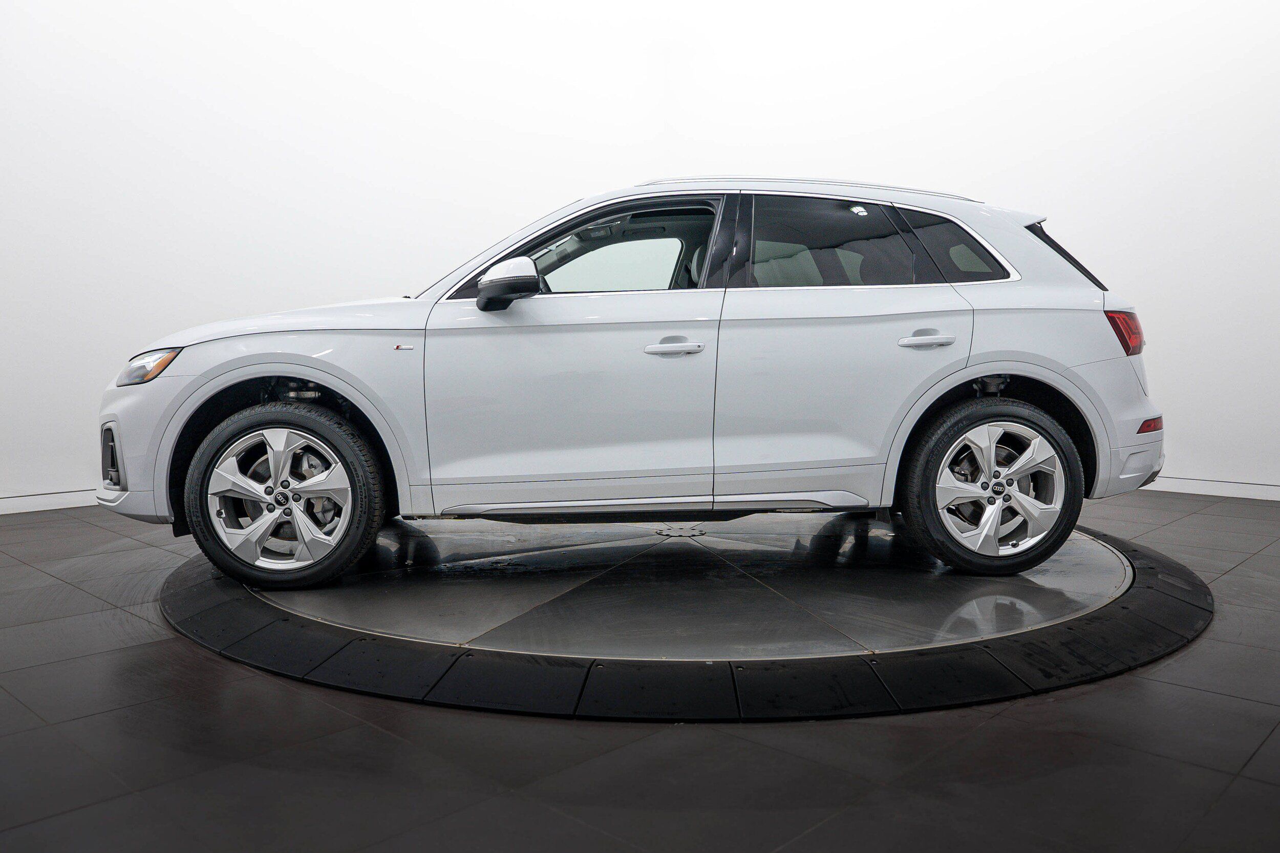 Used 2022 Audi Q5 2.0T Premium Plus w/ Premium Plus Package AWD/4WD image 6