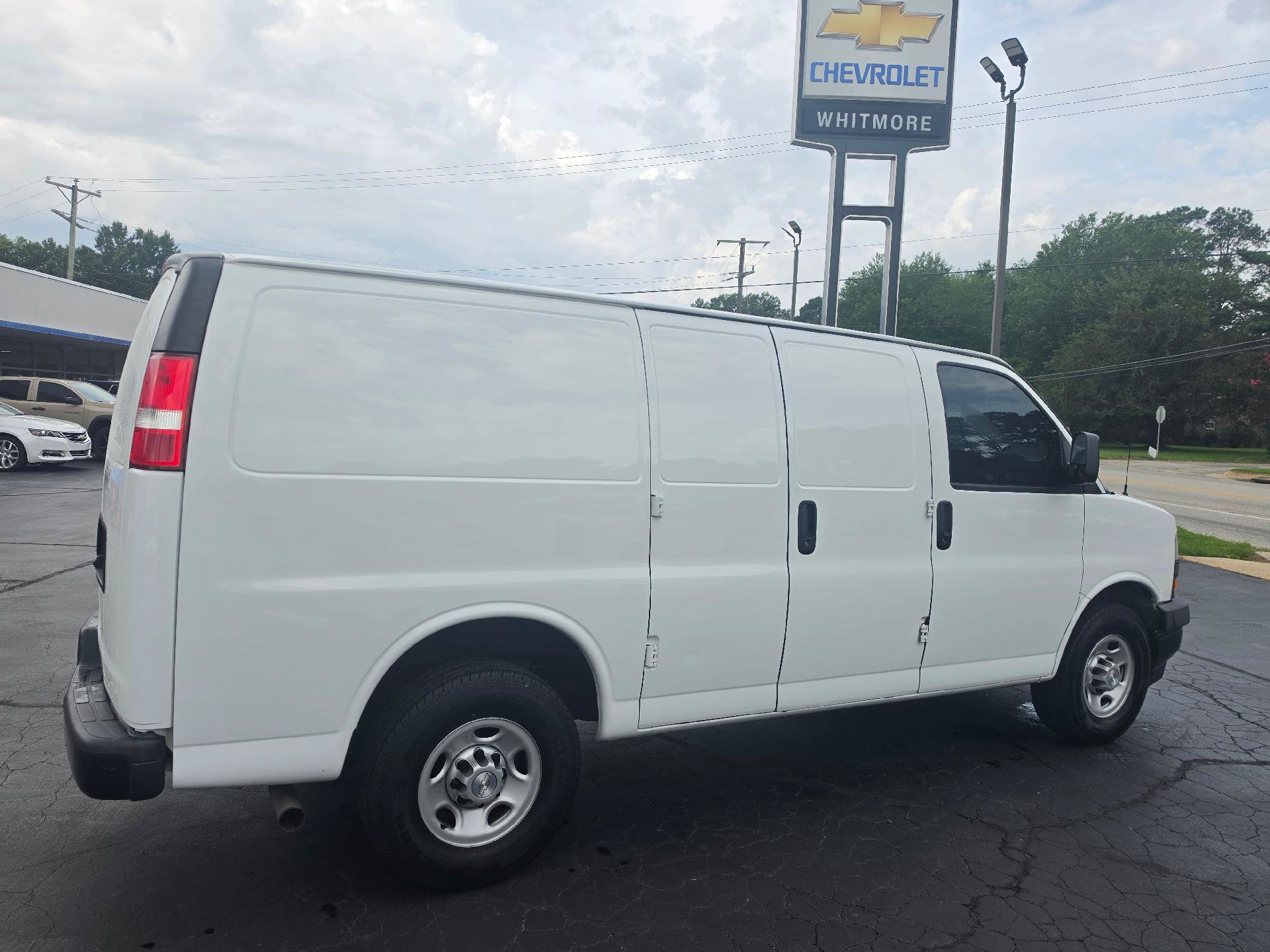 Used 2019 Chevrolet Express 2500 RWD image 3