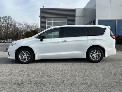 Used 2024 Chrysler Pacifica Touring-L image 6