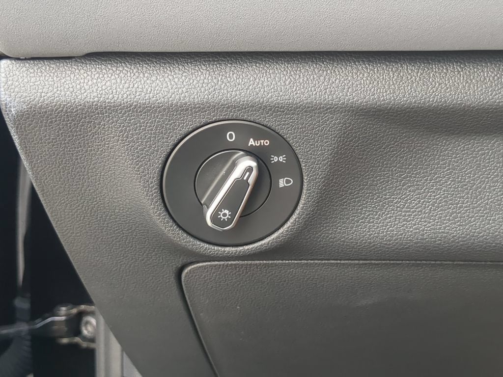 Used 2025 Volkswagen Jetta SE FWD image 25