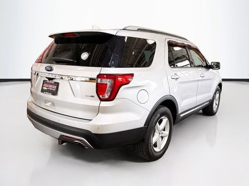 Used 2017 Ford Explorer XLT AWD/4WD image 6