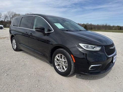 Used 2024 Chrysler Pacifica Touring-L image 8