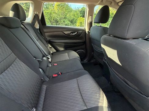 Used 2017 Nissan Rogue S FWD image 19