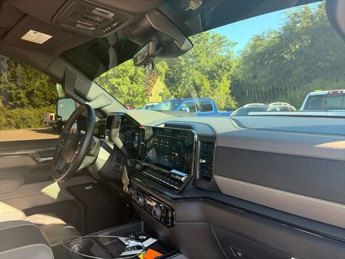 Used 2025 Chevrolet Silverado 2500 ZR2 w/ Technology Package AWD/4WD image 12